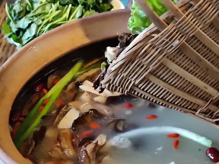 这座好吃好玩好住的云南小城，我劝你一定早点去