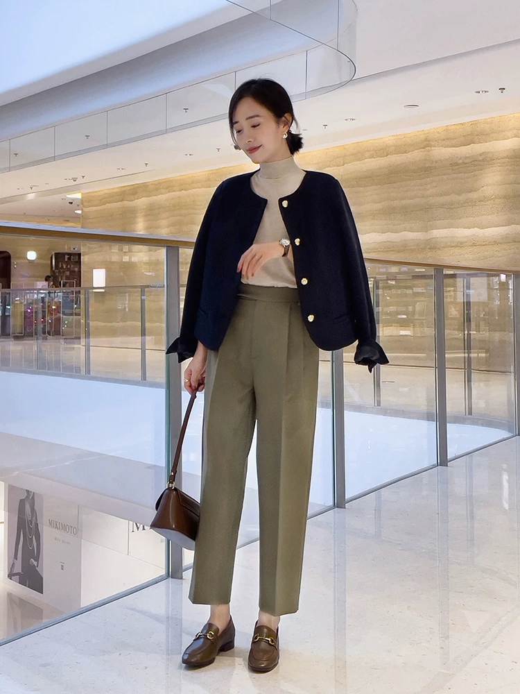 短正式小西装怎么搭配好看,小西装适合搭配什么样的内搭