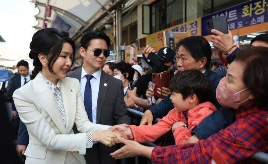 韩国第一夫人灰色套装裙,韩国总统夫人最新穿搭