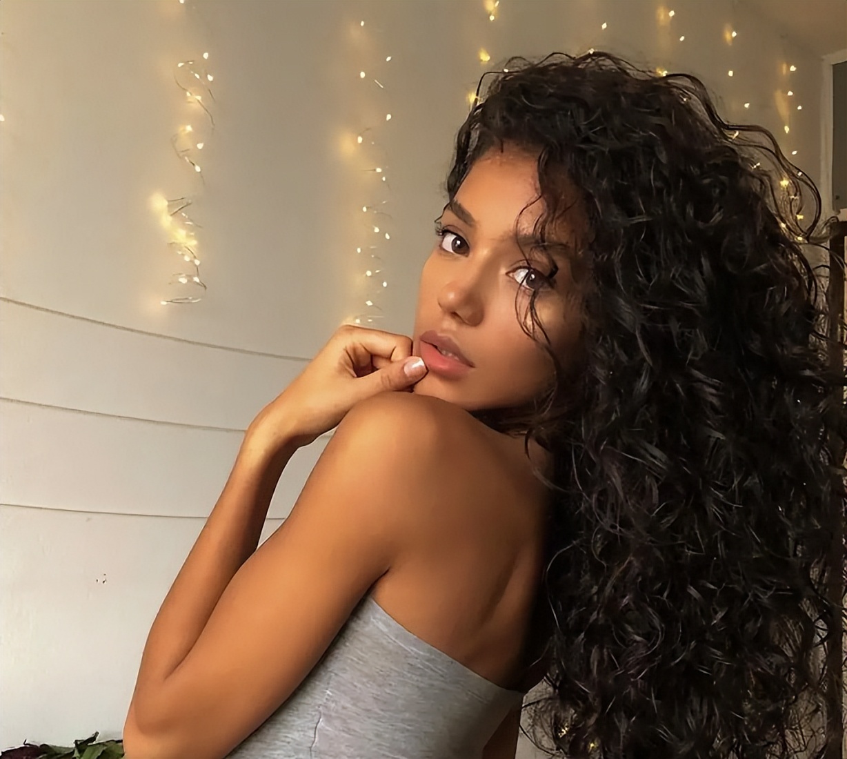 女性腹股沟发黑是什么原因怎么办,女性月经发黑成块状是什么原因