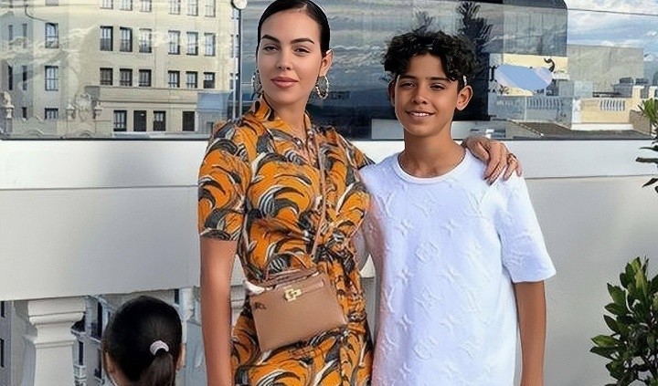 生3个孩子也没用，乔治娜花钱如流水高调炫富，和C罗出现感情危机