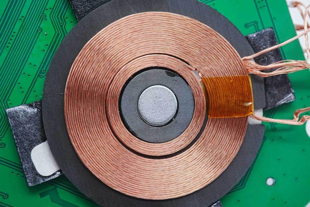 磁吸无线充电宝拆机测评,苹果原装磁吸充电器拆解