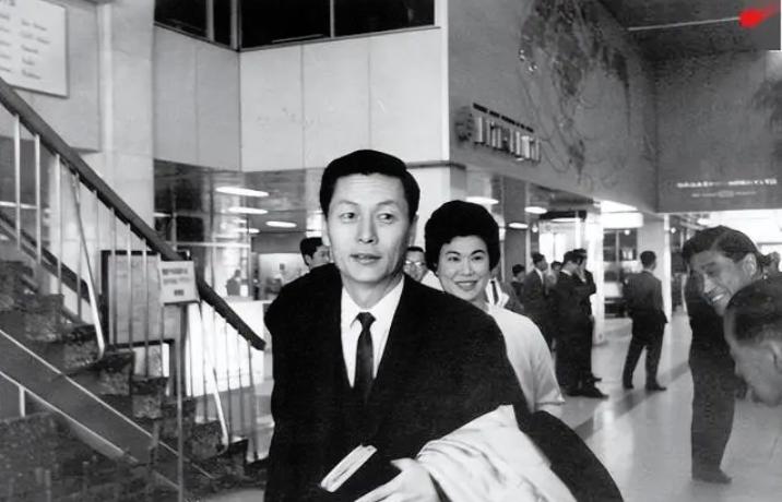 韩国财阀辛格浩:二婚入赘日本战犯家族发家,89岁和儿子共享女星