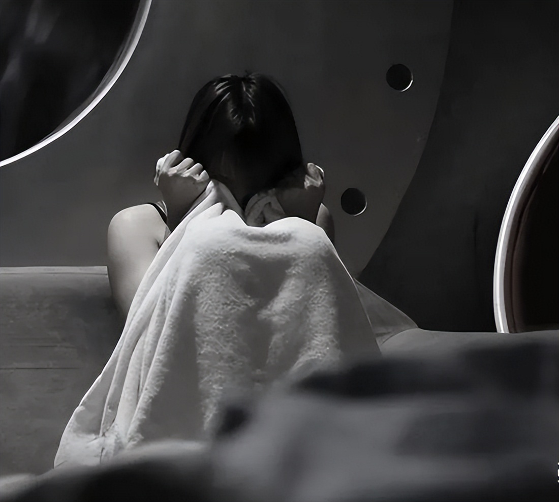 新婚夜妻子独守空房，电话响起，里面传出丈夫和女儿的激情声