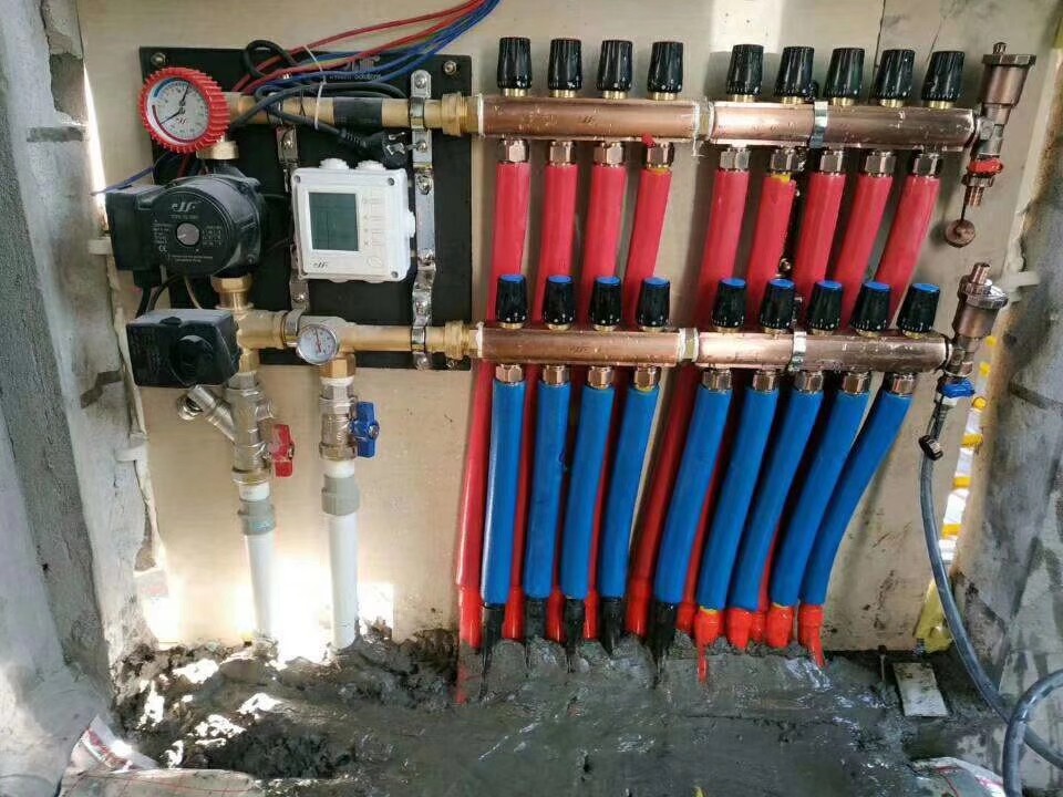 地暖循环泵停了管道还回水吗,停暖后暖气有水声怎么办