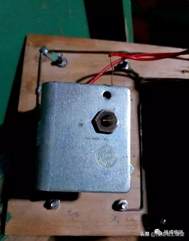 70年代红波六管便携收音机拆解,老矿石收音机电路图