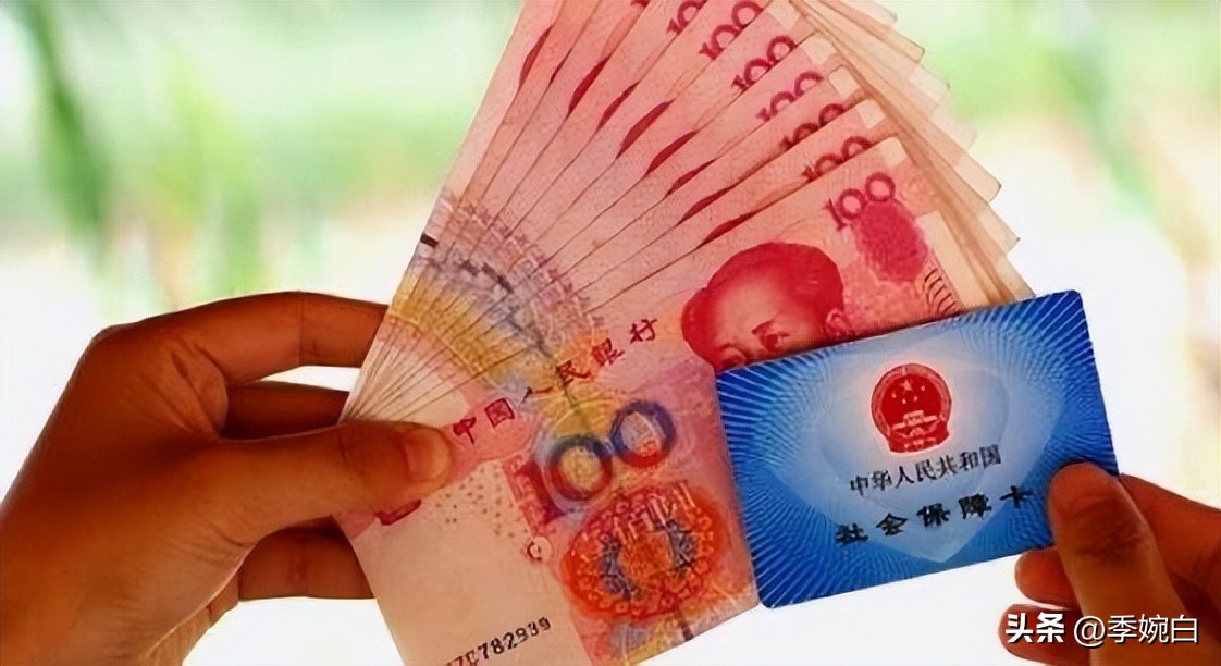 “28岁女儿下跪”事件:那双没买的200元鞋子,到底打了谁的脸?