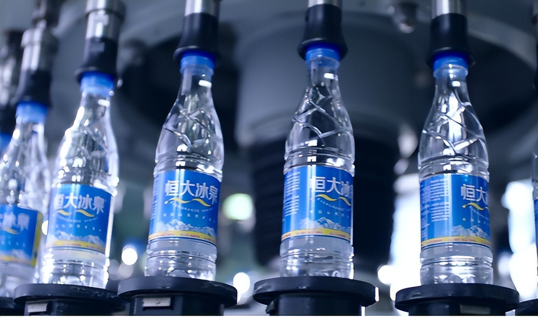 许家印砸百亿做冰泉被20亿贱卖，钟睒睒：我从未把恒大当作对手