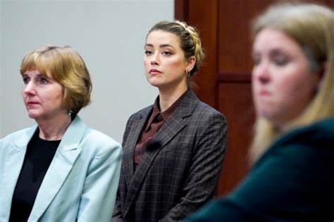 交换眼神挺暧昧,德普的美艳心理医生智商碾压前妻律师,颜值超高