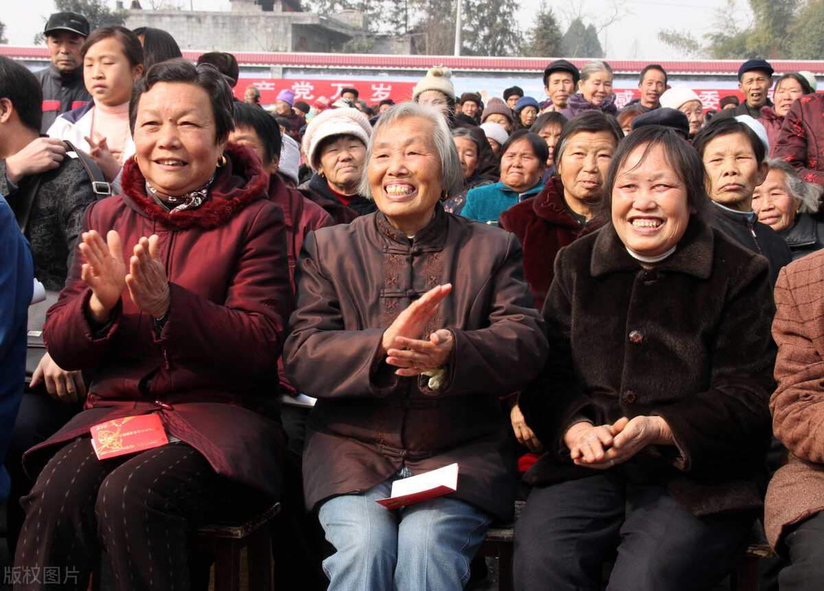 60岁超龄农民工应不应该被辞退,六十岁农民工被清退
