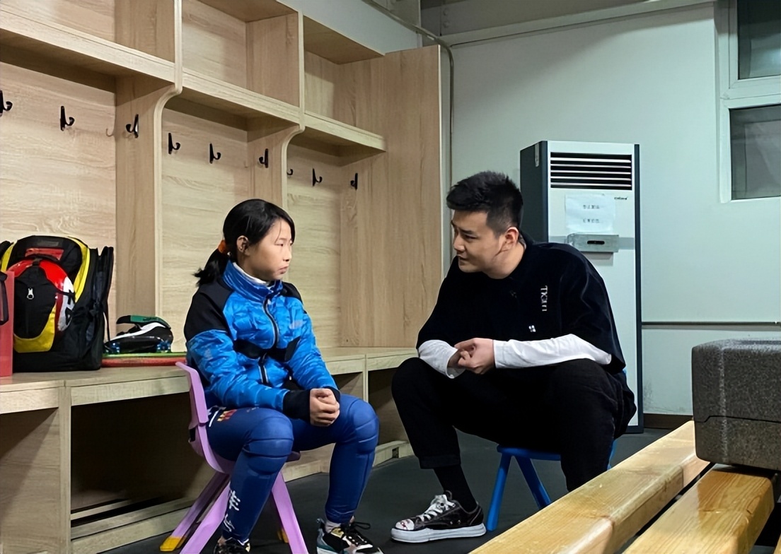 央视主持人严于信是哪里人,歌手严于信简介