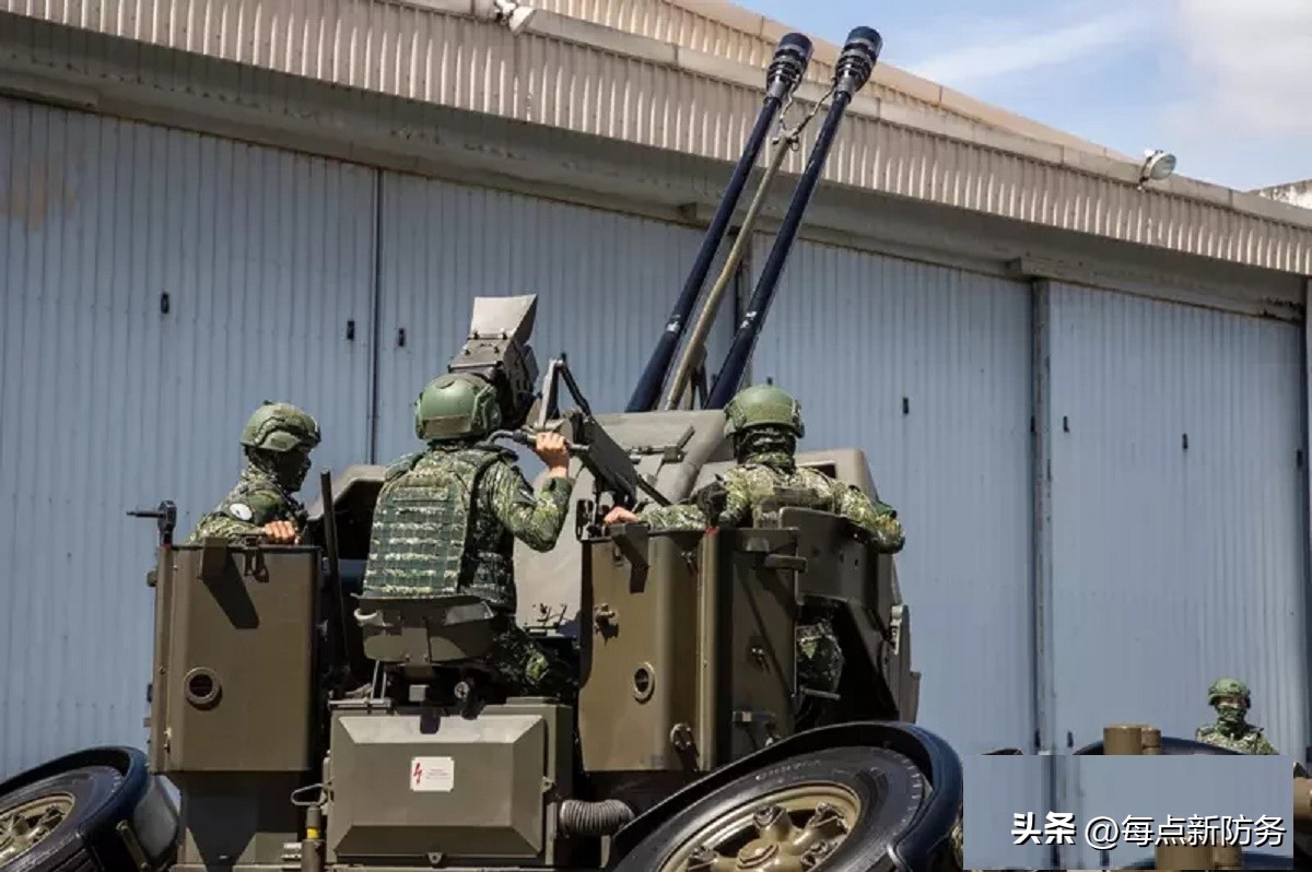 解放军军机首次绕岛巡航,解放军战机今年首度夜间巡岛