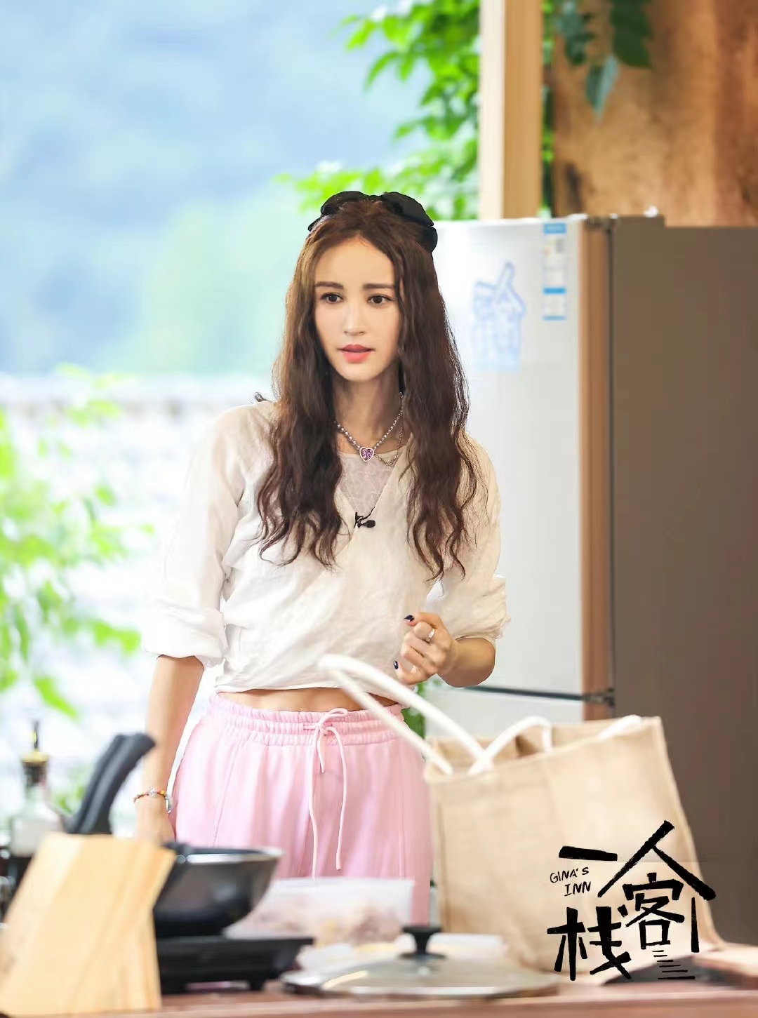 张歆艺做客《一人客栈》,白色短上衣配粉色休闲裤,留长发更美了