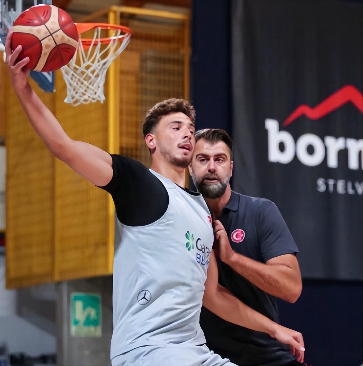 约基奇新赛季火箭队,约基奇27岁成为中锋历史三双王