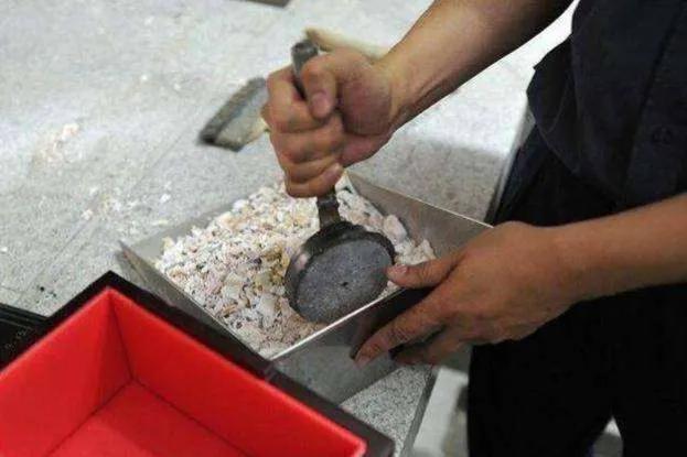 殡仪馆的骨灰无人认领会怎么处理,殡仪馆无人认领骨灰公布