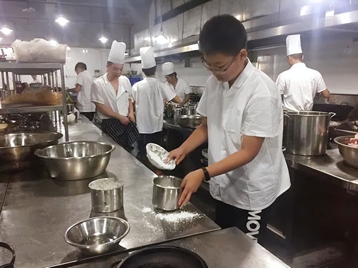 东北小伙在俄罗斯打工十年,东北小伙打工赚钱