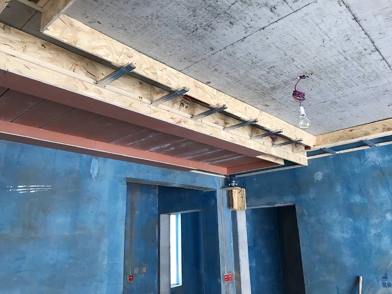 轻钢龙骨吊顶与木龙骨吊顶贵多少,装潢吊顶用木龙骨好还是轻钢龙骨