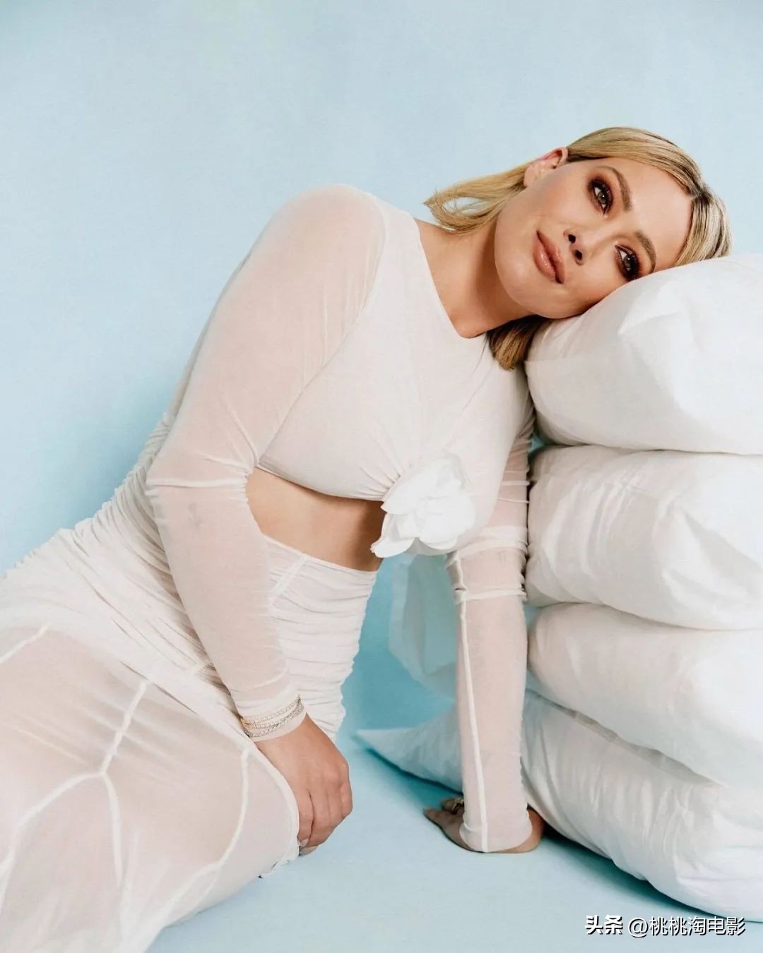 希拉里达芙戴遮阳帽,希拉里达芙穿牛仔