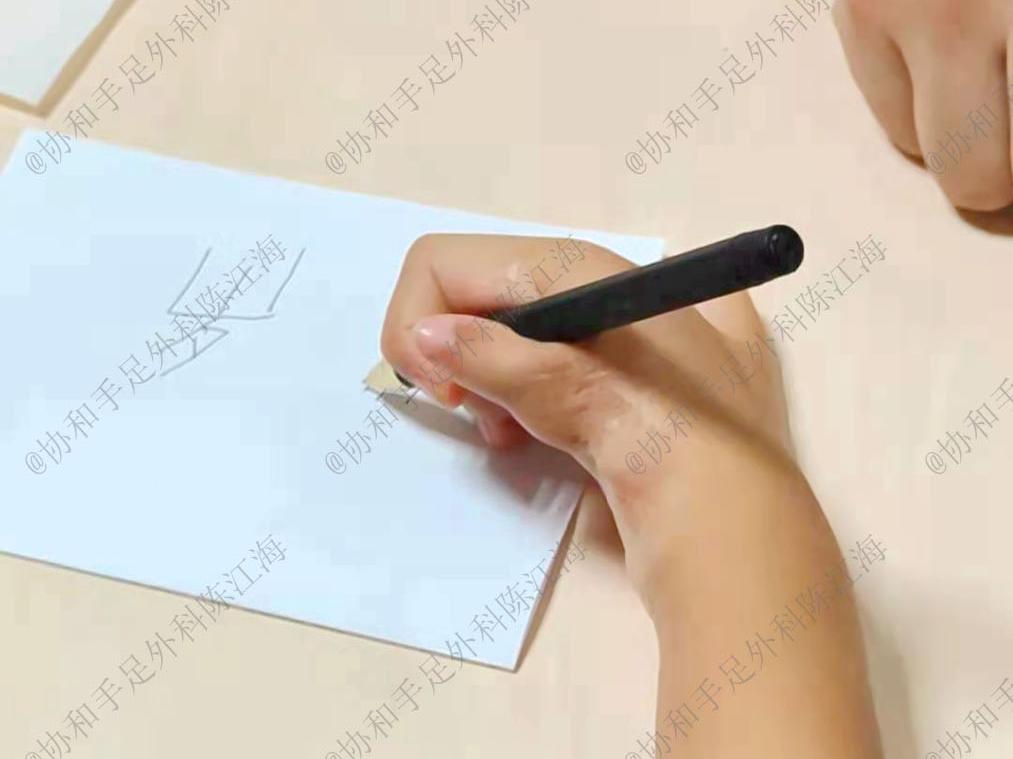 宝宝5个月右手一直动,宝宝5个月了大拇指还在手里面