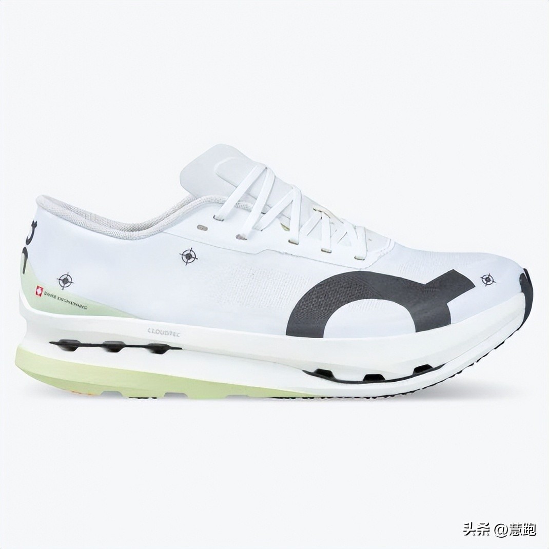 她不仅战胜了世界第一，她的跑鞋也打破了耐克阿迪对于冠军的垄断