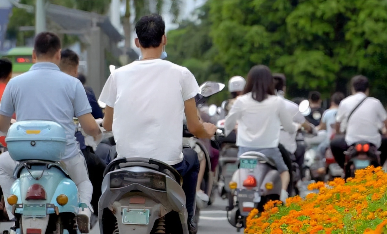 电动车电池不满一年要换什么电池,电动车老电池充电时间长了需要换