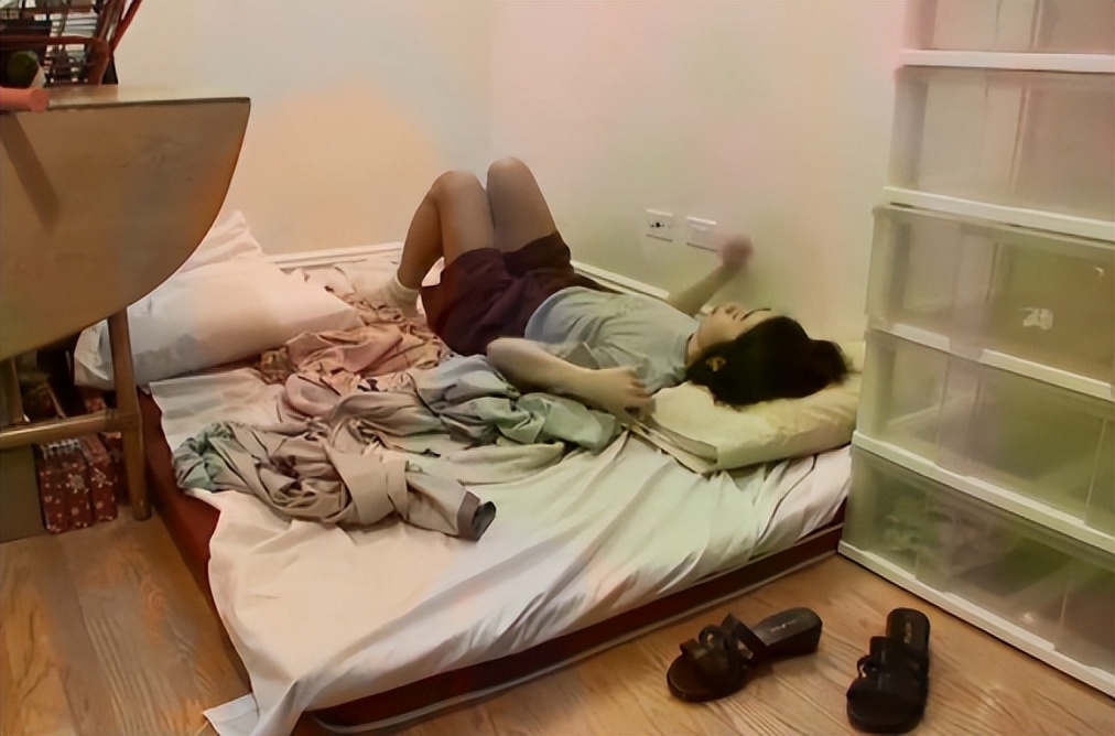 12年前哈佛毕业生为买房,厕纸反复用,棉袜穿成*袜丝**,买了几套房？