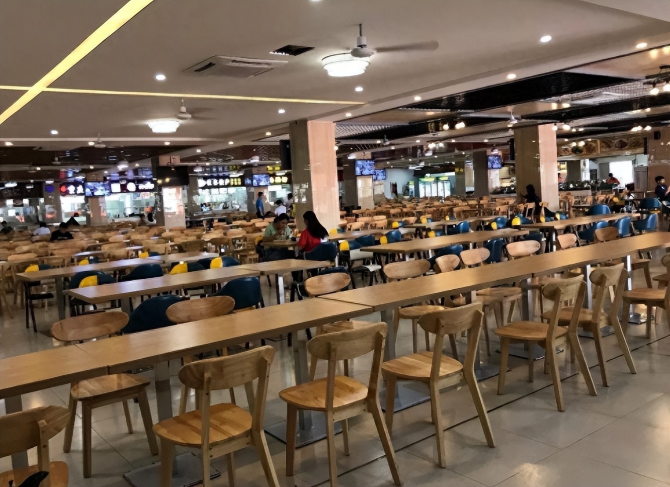 东北高校大学生公然脱衣亲热,大白天竟脱衣喂奶？伤风败俗！