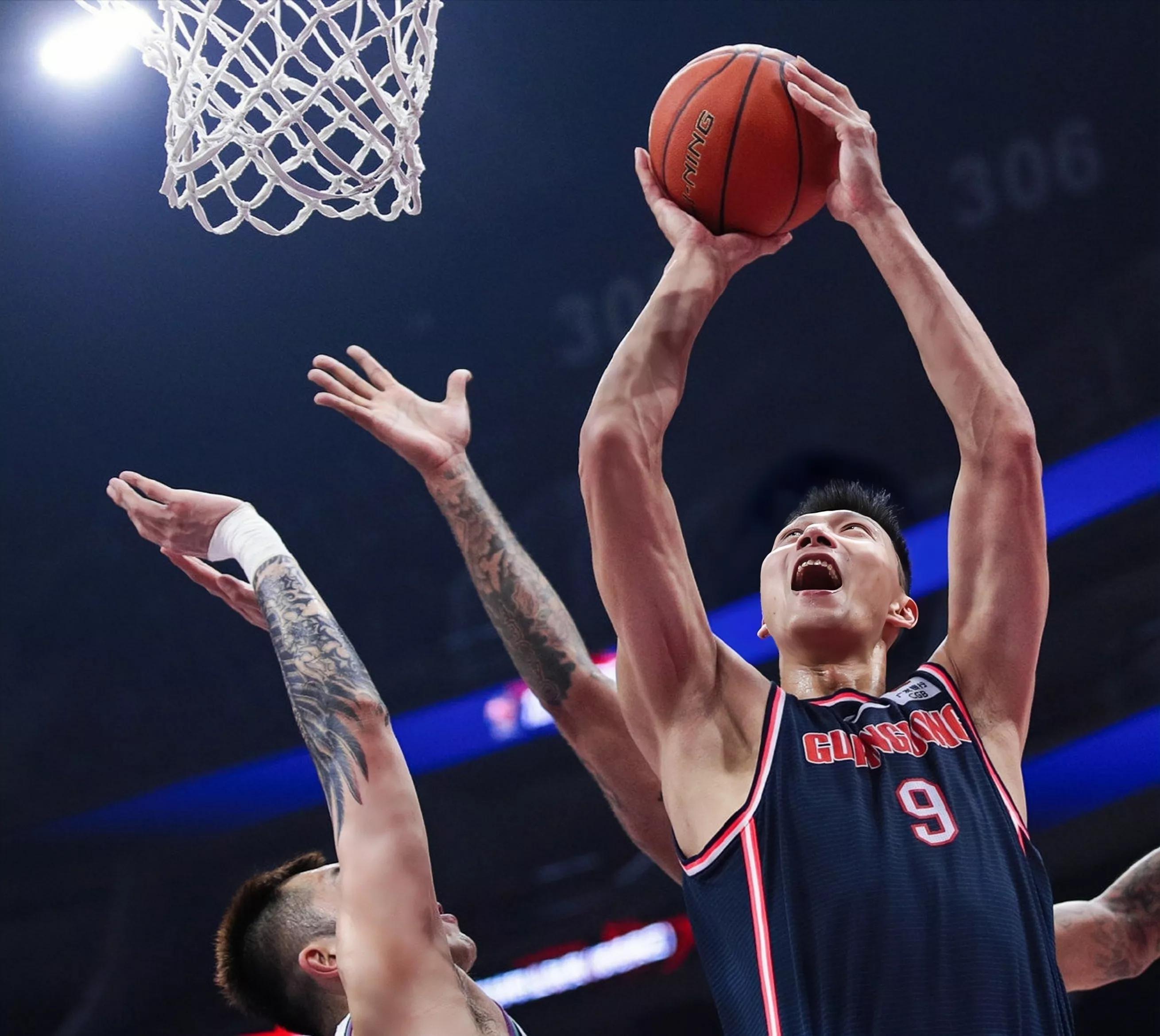 cba中锋排名韩德君,胡金秋身高对比易建联