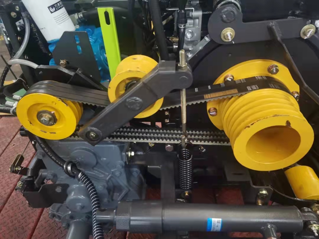 玉米收割机发动机皮带咋换,玉米收割机皮带
