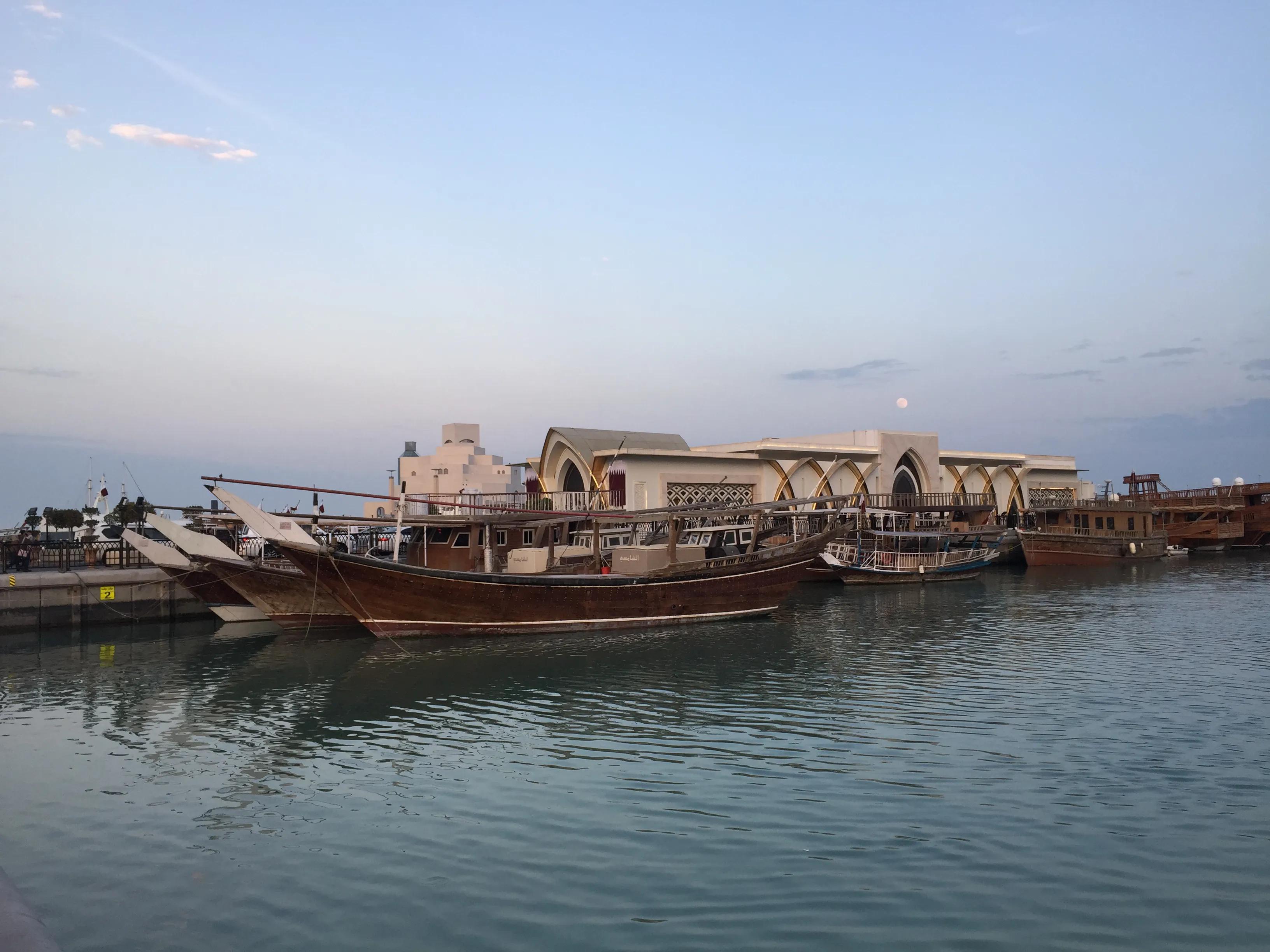 真实的卡塔尔长这样，一半沙漠一半海水