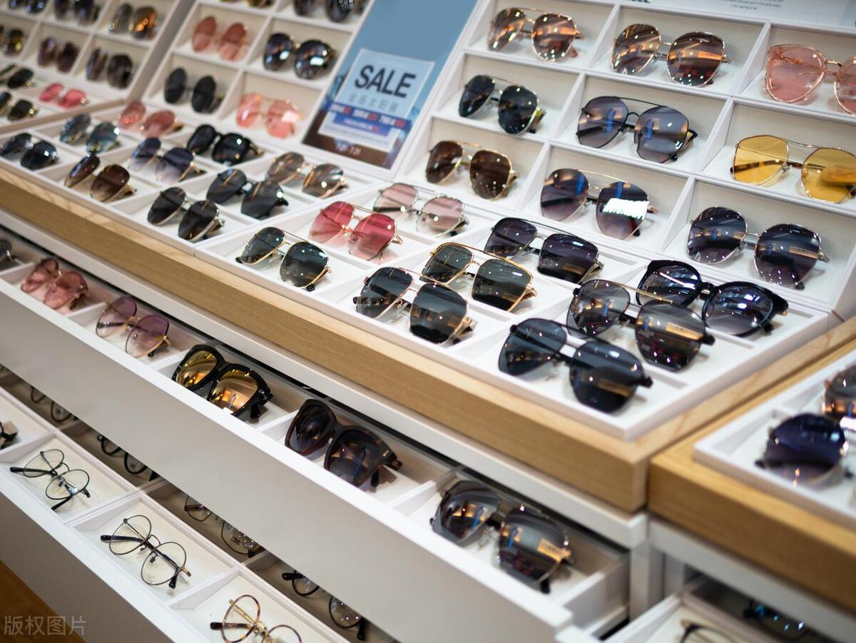 高度数应该如何选择镜框镜片,防近视度数增加的镜片