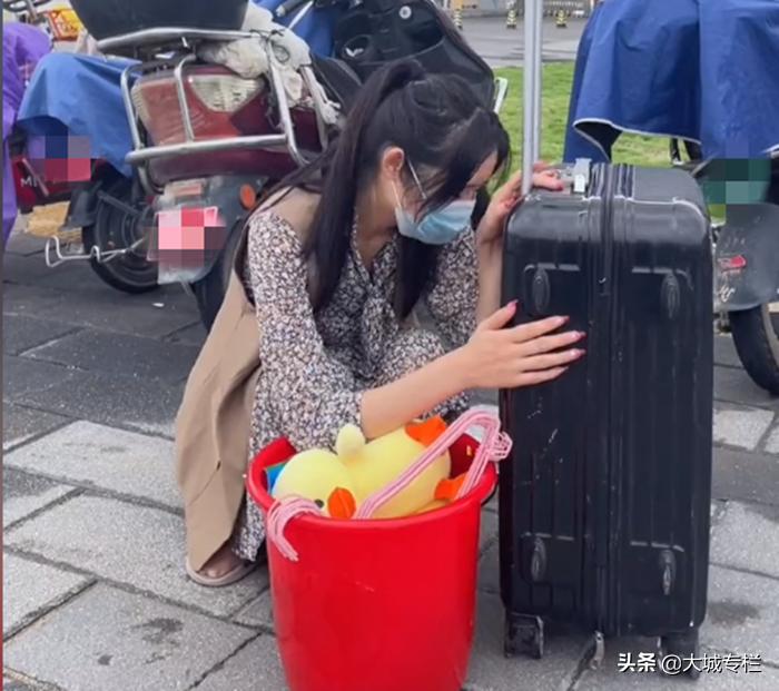 福建一女孩提桶找工作，不是嫌下雨就是嫌热，每天溜一圈就回家