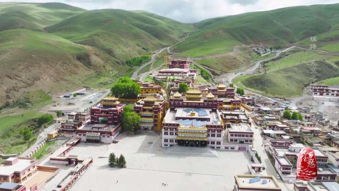 理塘山上的天空之城字样,川西天空之城理塘