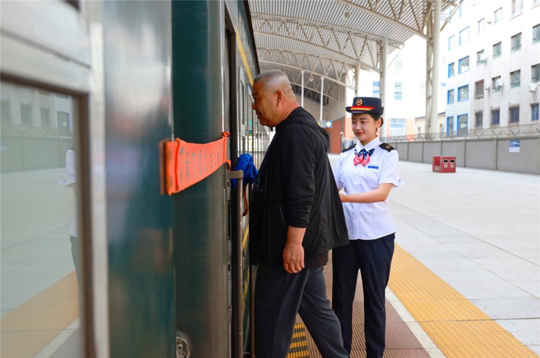 “老年旅客乘火车攻略”拍了拍你,快为爸妈收藏!