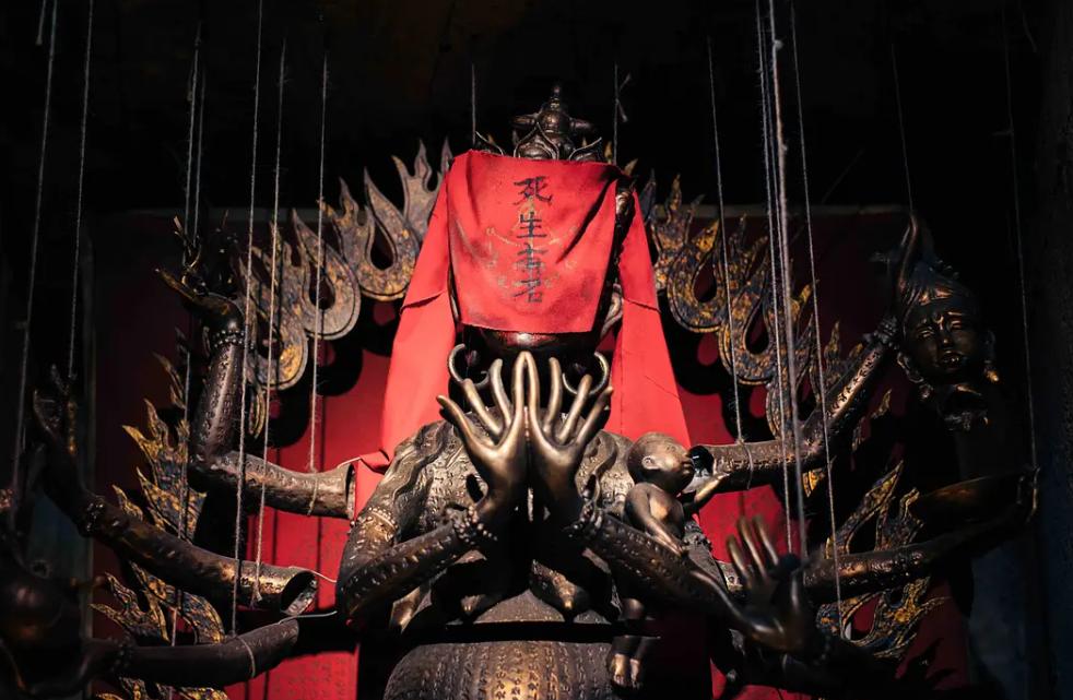 “灵媒”福克斯三姐妹的“花样”世界