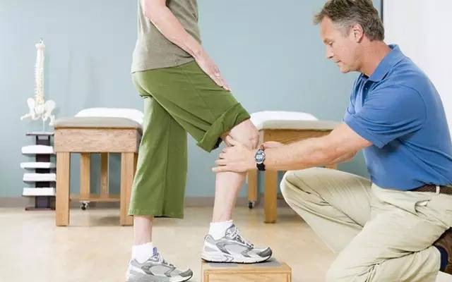 膝盖疼忍着锻炼好吗,膝盖难受有什么动作可以治疗