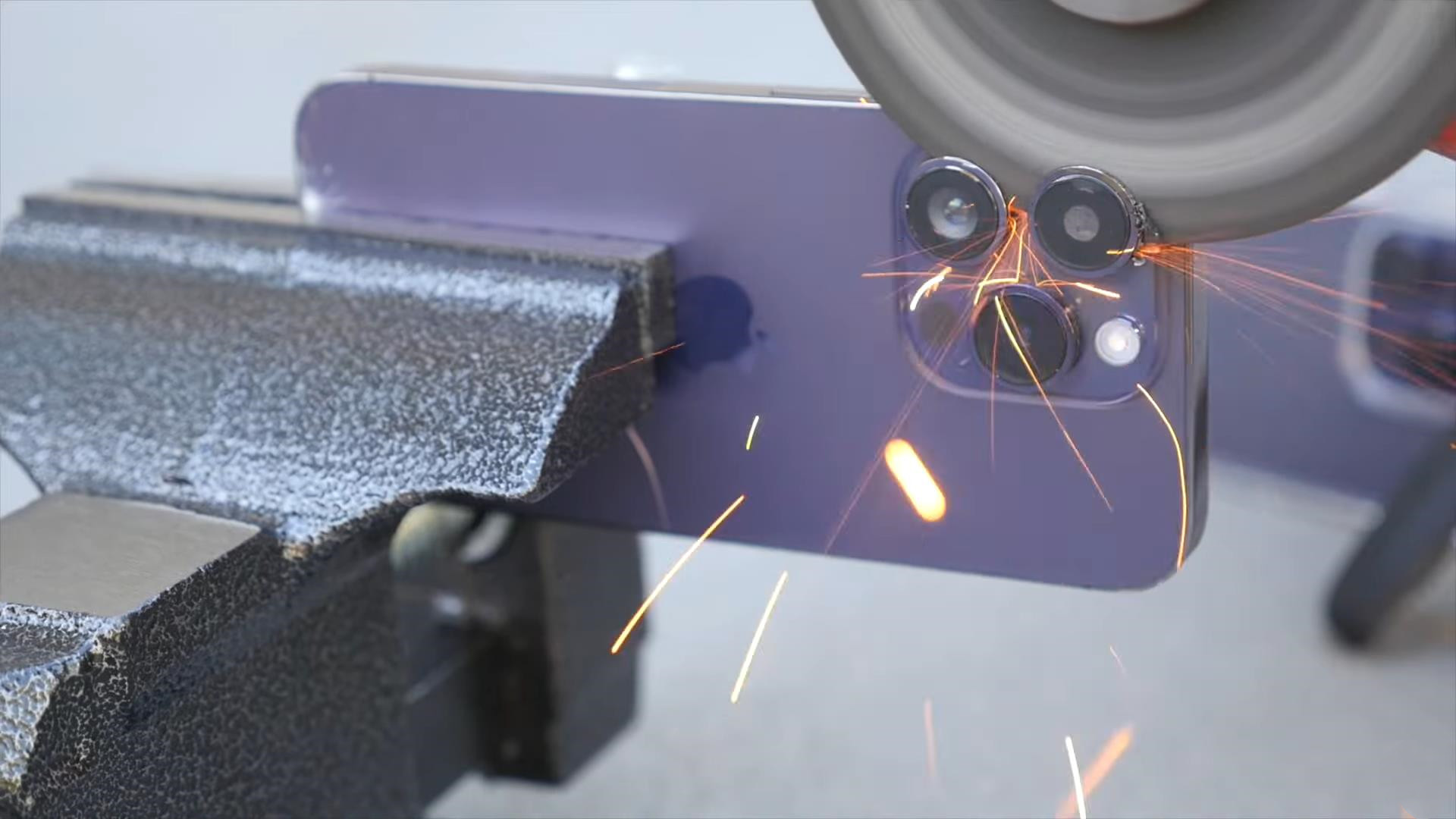 苹果14pro手机摄像头翻车普遍吗,iphone14pro摄像头玻璃有多强