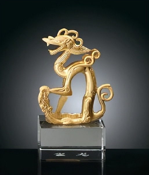 老汉田里挖出铜龙,老汉遗体挖出青铜龙