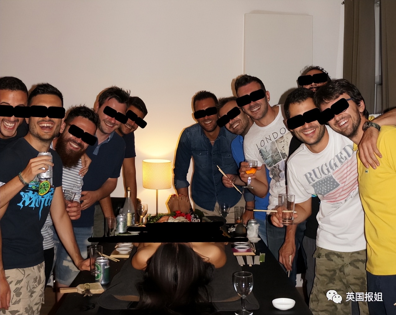 让全裸女模特当餐盘，寿司放身上供宾客享用，9岁女儿也在场