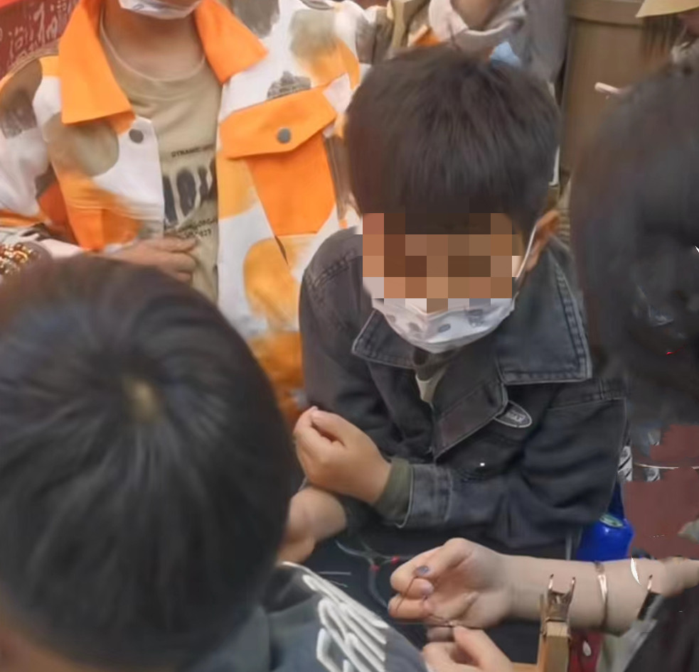 到鼓浪屿买3串珠子，付钱时女子感觉被坑，一颗5元3串500元