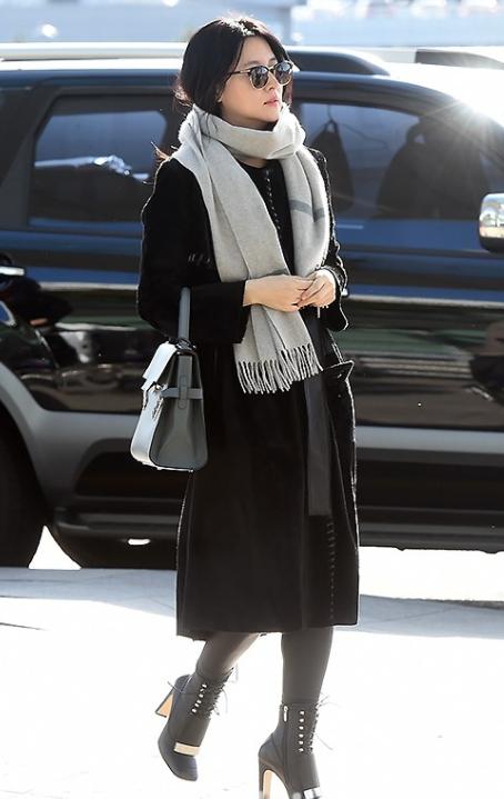 李英爱着装风格解析,李英爱穿黑色礼服