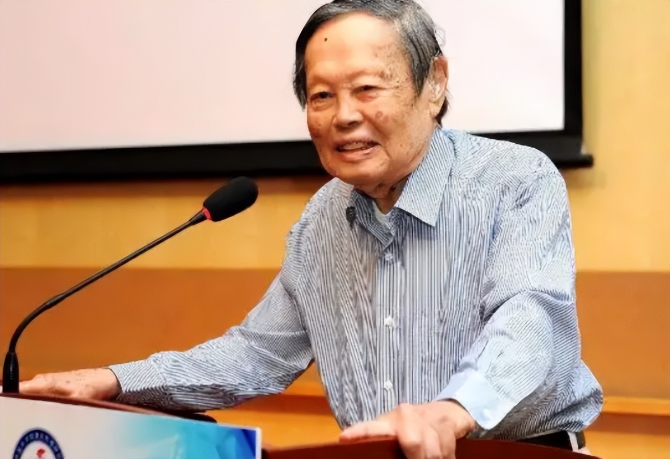 1971年杨振宁回国，称杜聿明为“杜先生”，周总理迅速纠正其错误