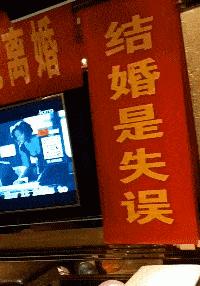 想穿这样的衣服还怕别人看见吗,穿这样的衣服出门真的不尴尬吗