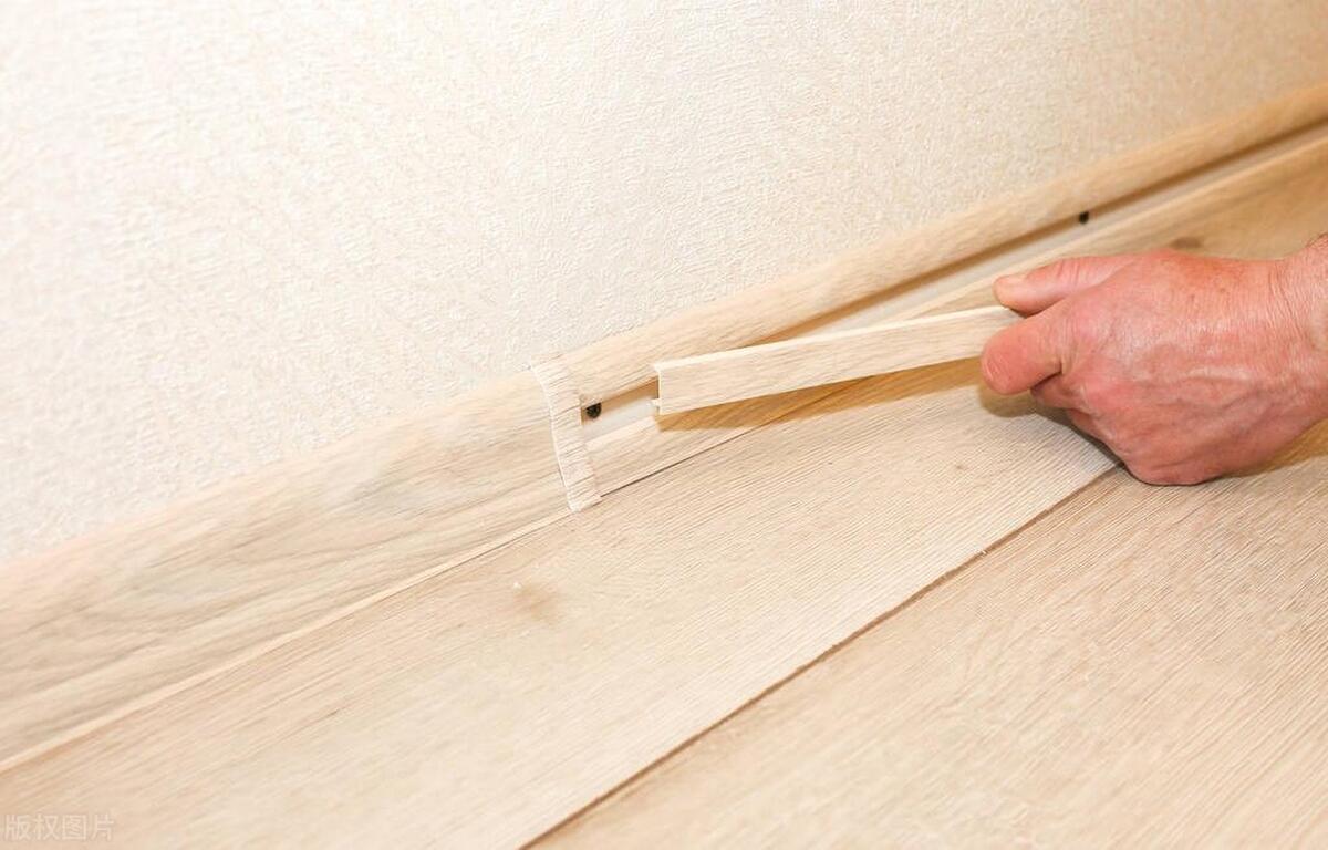 装完踢脚线发现墙不平整,装完踢脚线再装衣柜后悔了