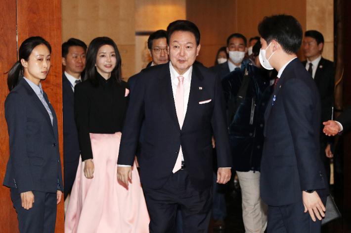 韩国夫人出访着装,韩国夫人最近着装