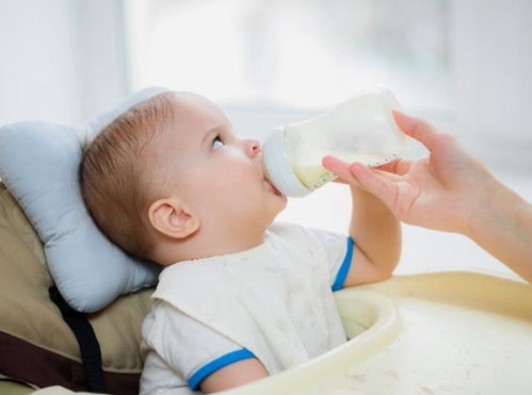 老人为省奶粉钱给一岁孙女炒面粉,老人给孩子喝便宜奶粉出现问题