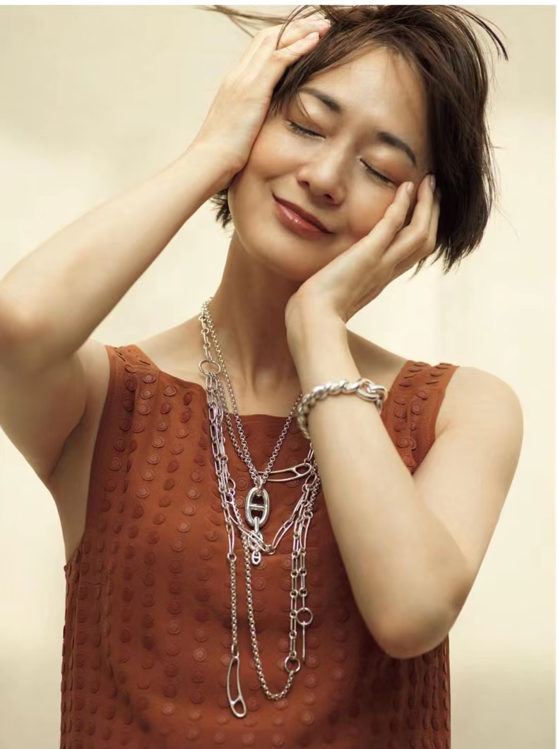 冬季的配色穿搭让你轻松提升气质,搭配推荐简约出挑的柔和色系穿搭