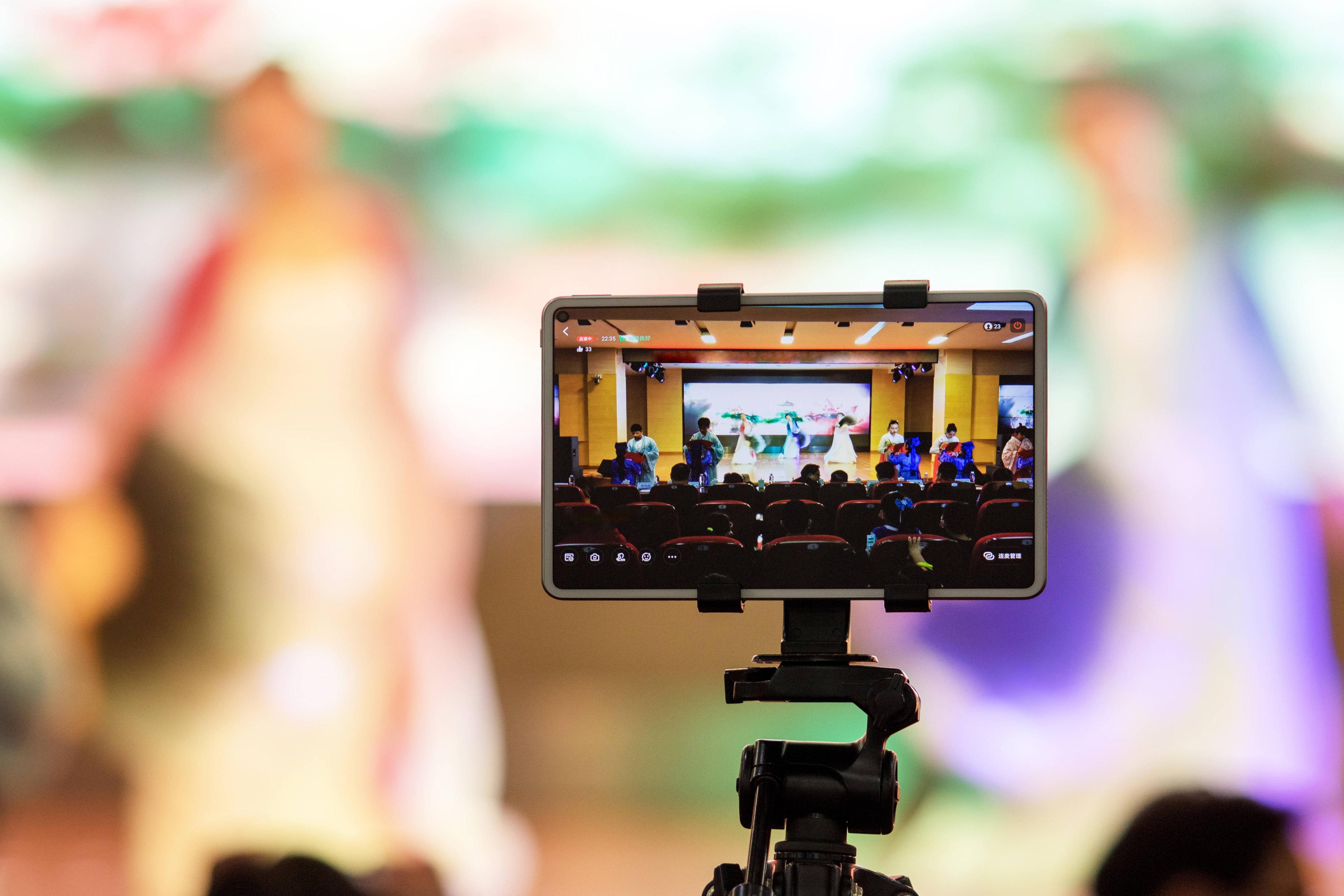 还在朋友圈为孩子“打投”？已有上万名家长被骗｜今晚九点半