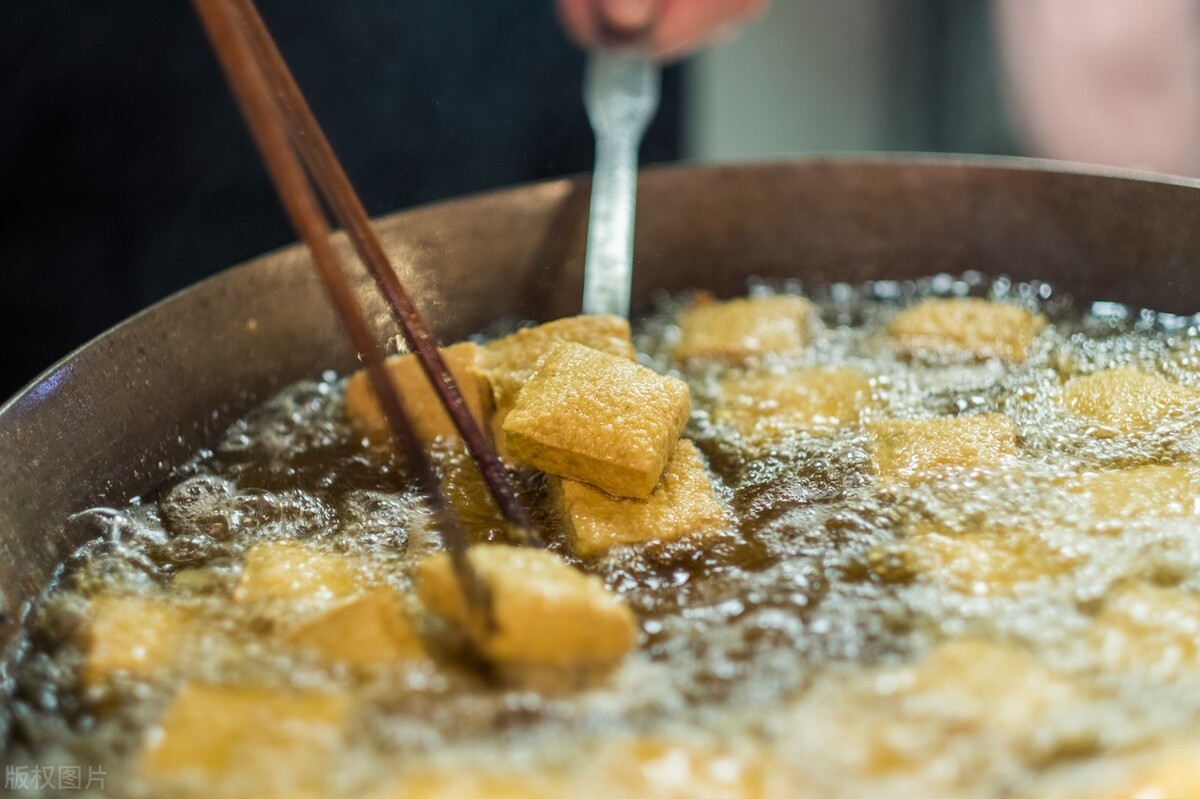 调糊油炸如何酥脆不腻,如何保持油锅炸的食品酥