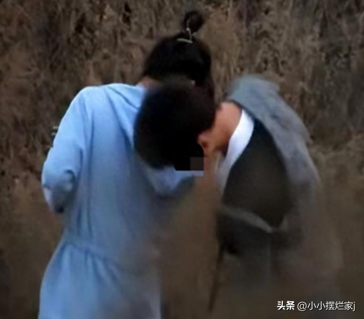 情侣在外面打闹,情侣被摄像机拍到